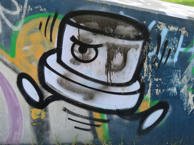 829336 Afbeelding van een graffitifiguurtje op de skatebaan bij de Koeriersterslaan in park Transwijk te Utrecht.